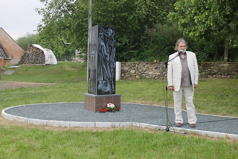 ODHALENÍ PAMÁTNÍKU se uskutečnilo v sobotu za přítomnosti českých i německých rodáků ze Šitboře.Foto: Deník/Jiří Studnička