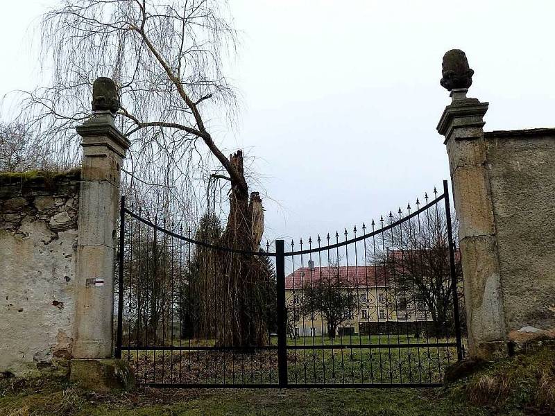 NOVÁ VRATA DO ZÁMECKÉ ZAHRADY. Na první pohled vypadají, jako by k zámku patřila odjakživa. Letos by chtěli Trhanovští vylepšit i zeď, ve které jsou osazena.