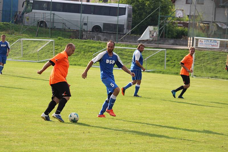 Jedenáctigólová demolice Chodova B (oranžové fresy) v Mrákově s místní rezervou (modré dresy).