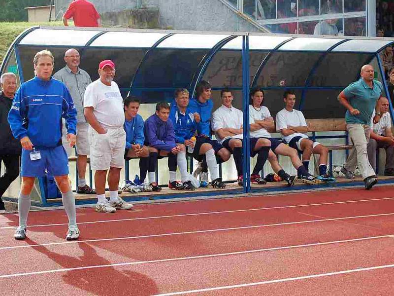 Domažlická střídačka  v některých chvílích doslova bouřila, trenér Milan Dejmek jakoby chtěl běžet hráčům na pomoc. 