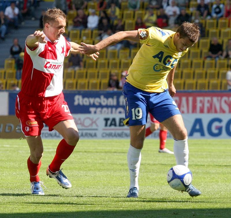 Stadión Na Stínadlech v Teplicích hostil v sobotu hráče SK Slavia Praha. Na snímku domácí Jakub Mareš v žlutomodrém v souboji se Slávistou Peterem Grajciarem