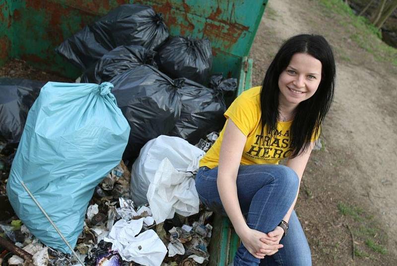 Odpad byl i během pandemie tam, kam nepatří. Lidé ho po nepořádnících uklízeli, i když si museli vzít roušku.