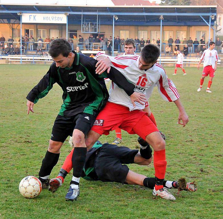 Z utkání FK Holýšov se soupeřem z Rokycan.