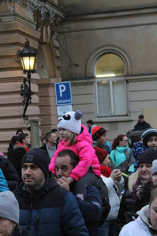 Zpívání koled u stromečku a jeho rozsvícení na domažlickém náměstí.