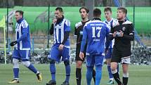 Ze zápasu Viktoria Plzeň U21 (v černém) vs. Jiskra Domažlice (v modrobílých dresech).