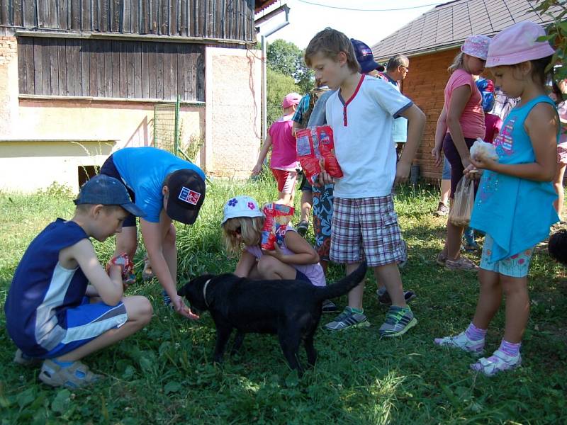 Děti navštívily psí útulek na Valše.