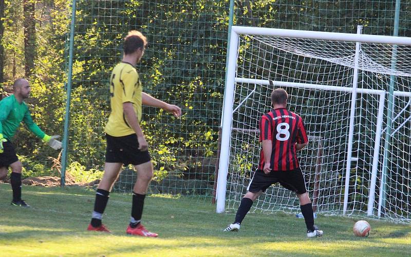 Sokol Hlohová (ve žlutém) - Sokol Všeruby (v červeném) 2:4.