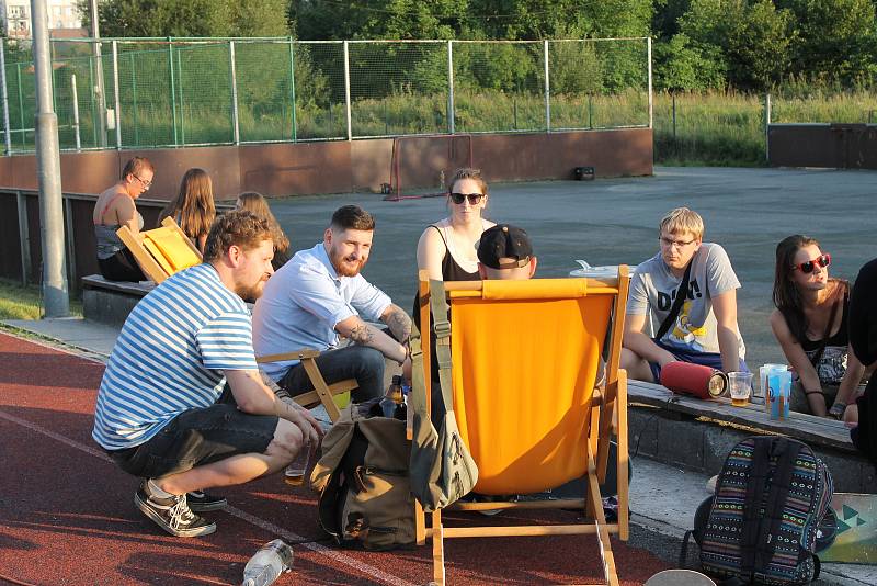 Mladí se na skateparku na umělém hřišti ve Kdyni rozloučili s prázdninami poprvé.