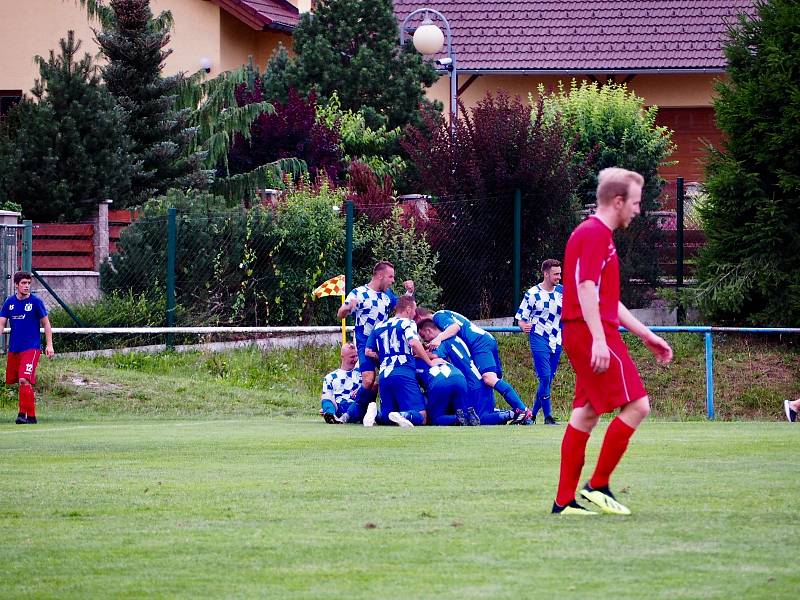 Fotbalisté Holýšova (na archivním snímku hráči v červených dresech) otočili utkání ve Staňkově, kde sice prohrávali 0:2, ale nakonec slaví všechny tři body.