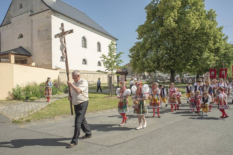 Průvod tradičních chodských krojů byl k vidění po ranní mši v neděli 19. června 2022 v Mrákově při slavnosti Božího těla též zvané Slavnost Těla a Krve Páně.