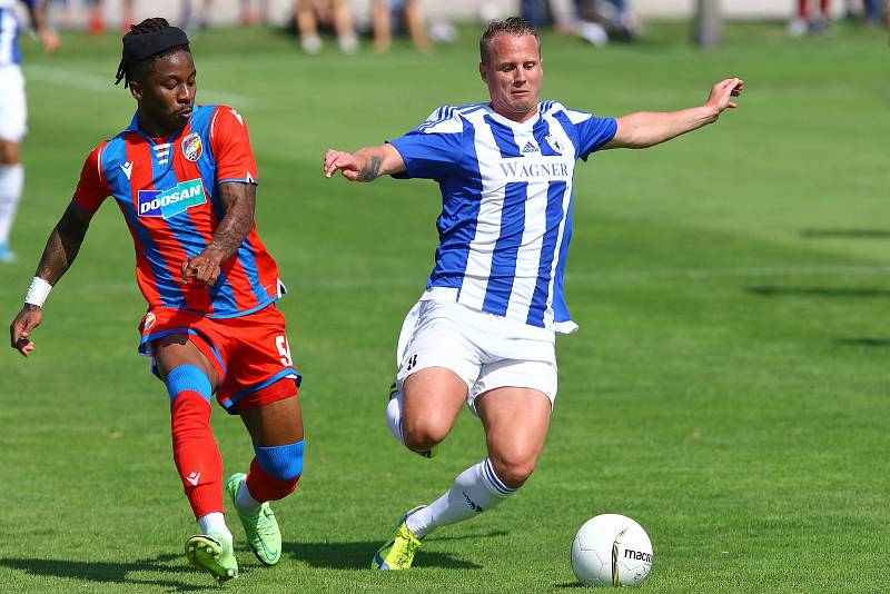 Fotbalisté Domažlic (na archivním snímku hráči v modrobílých dresech) prohráli na hřišti Benešova 3:5.