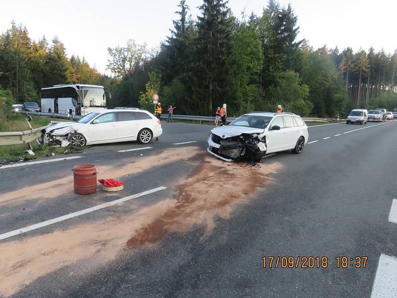 Škoda na vozidle Škoda Octavia byla vyčíslena na 500 tisíc korun, na vozidle Audi vznikla škoda ve výši 200 tisíc korun. Na svodidlech vznikla dvacetitisícová škoda.