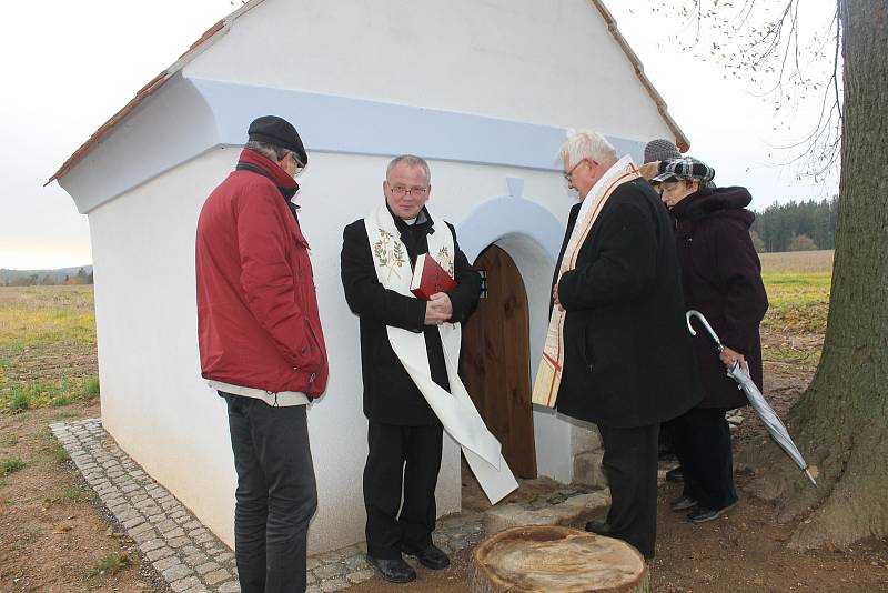 V Božkovech opravili kapli Svaté Trojice za téměř 300.000,- Kč.