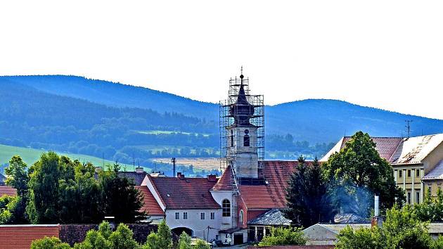 TRHANOVSKOU KOSTELNÍ VĚŽ KRYJE LEŠENÍ. Lidem přijíždějícím ve směru od Havlovic či Újezda se nyní naskýtá tento pohled na památkově chráněný trhanovský zámecký areál.