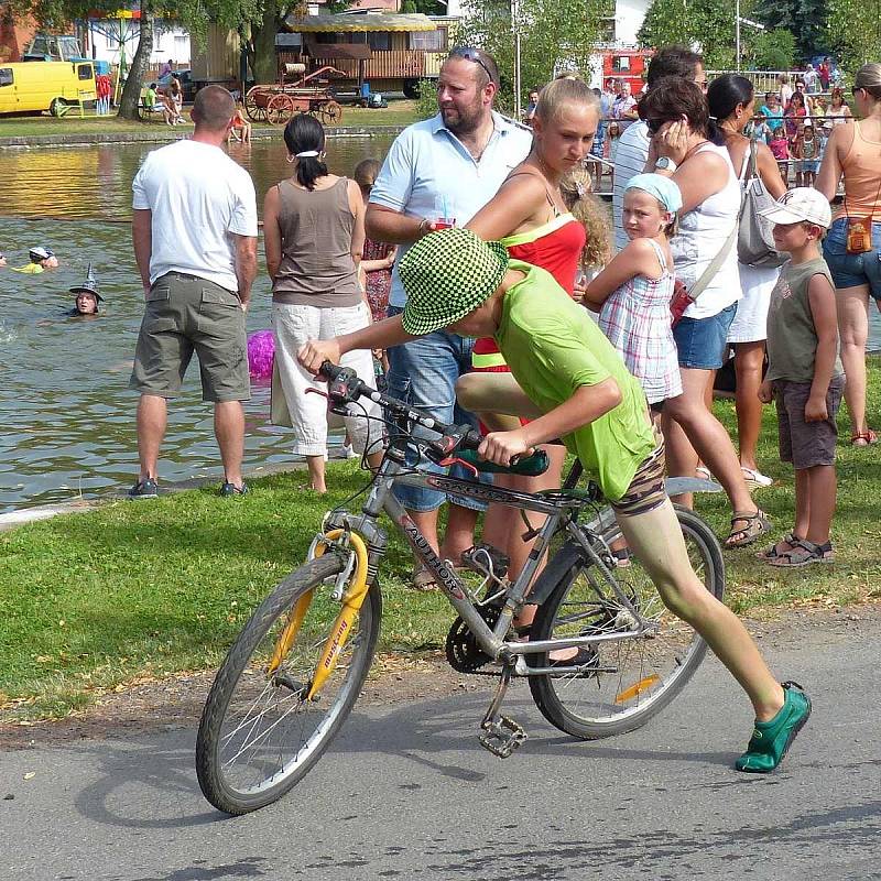 Z 30. ročníku recesistického triatlonu Brnířovskej parez.