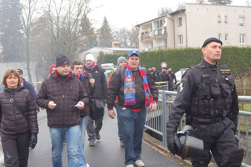 Fanoušky Viktorie doprovázely na stadion i ze stadionu desírky policistů