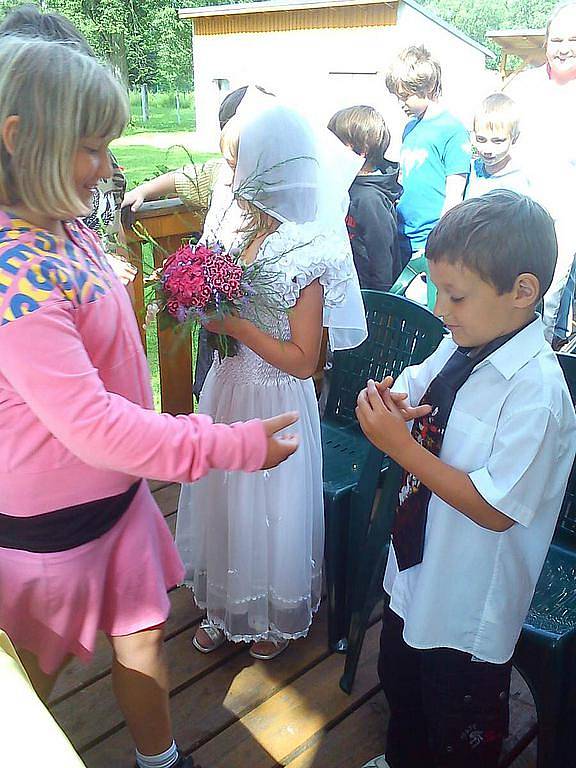 Školáci z Meclova si vyzkoušeli svatbu nanečisto.