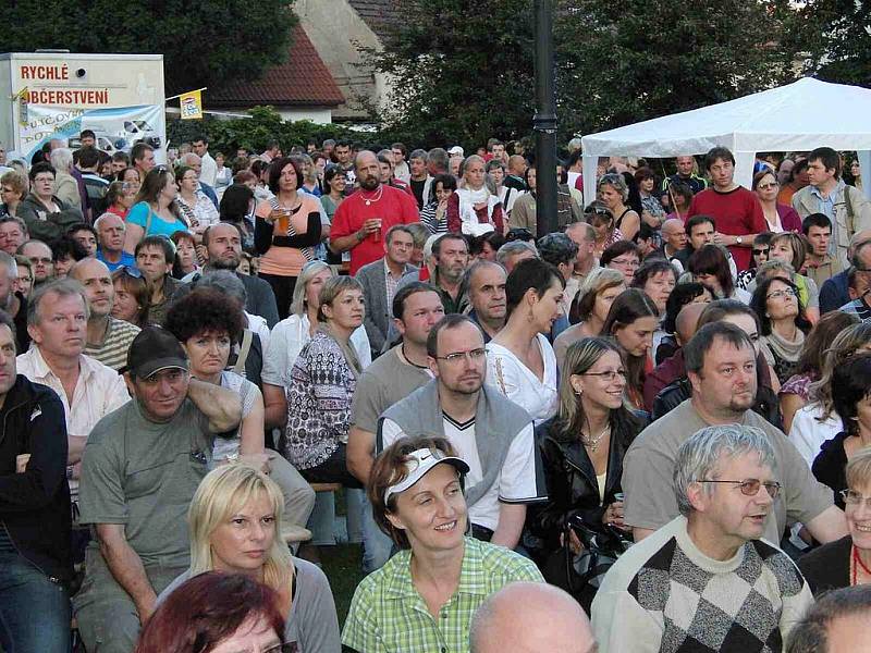 Robert Křesťan a jeho kapela Druhá tráva zakončili páteční festivalový den pod Chodským hradem.