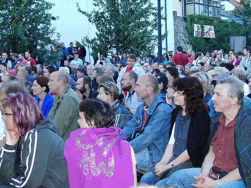 Robert Křesťan a jeho kapela Druhá tráva zakončili páteční festivalový den pod Chodským hradem.