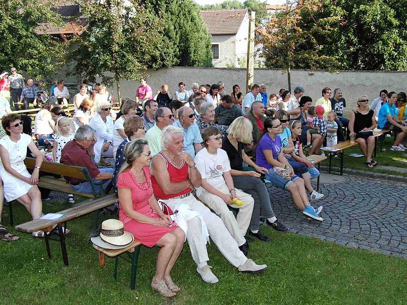 Duo Dubnička-Lahoda a jejich přátelé bavili lidi pod hradem jako první v sobotu v podvečer.