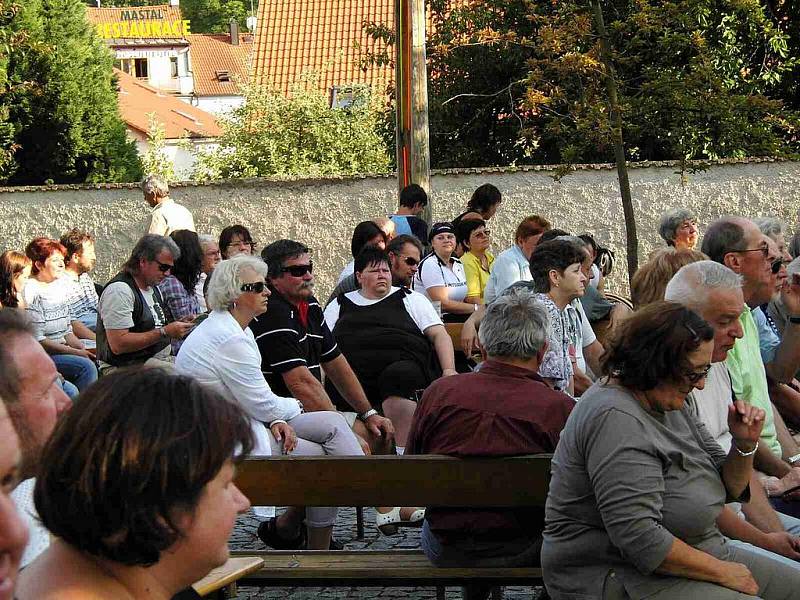 Duo Dubnička-Lahoda a jejich přátelé bavili lidi pod hradem jako první v sobotu v podvečer.