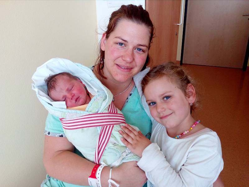 JITKA MUNZAROVÁ přišla v domažlické porodnici na svět společně 25. září v 12.25 hodin.