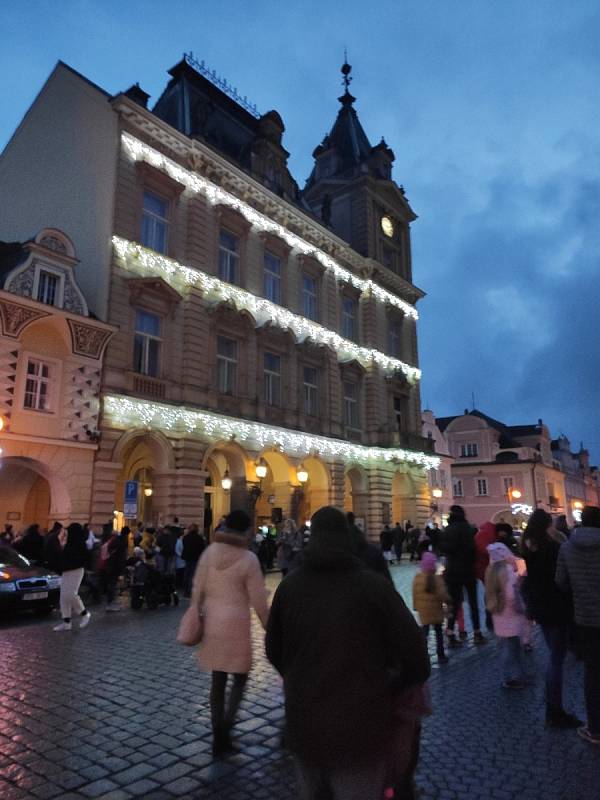 Rozsvícení vánočního stromku na náměstí Míru se uskutečnilo v sobotu před 17. hodinou.