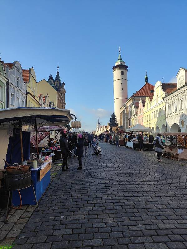 Jednodenní Vánoční trhy v Domažlicích přilákaly v sobotu 18. prosince spoustu návštěvníků. Lidé zavzpomínali i na Havla, který zemřel přesně před deseti lety.