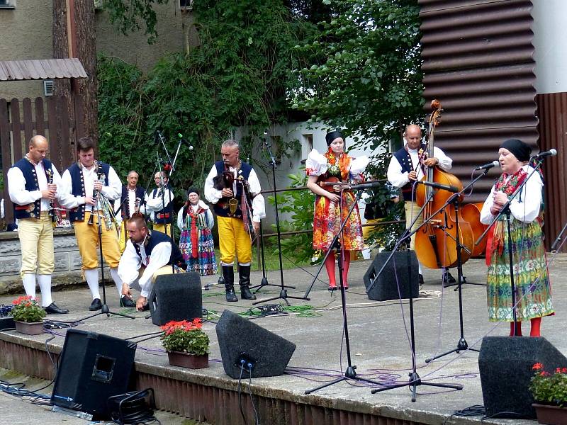 Klenotnicový pořad udělal tečku za svátkem folkloru. 