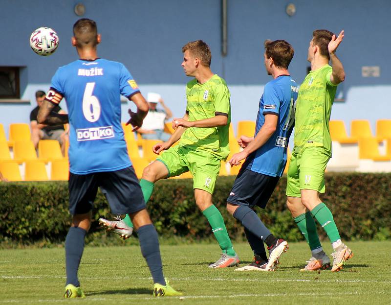 6. kolo FORTUNA ČFL, skupina A: FK Loko Vltavín (zelení) - Jiskra Domažlice (modří) 2:2.