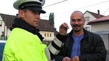 Klenečtí páťáci, policisté a řidiči při akci Jezdíme s úsměvem.