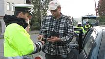 Klenečtí páťáci, policisté a řidiči při akci Jezdíme s úsměvem.