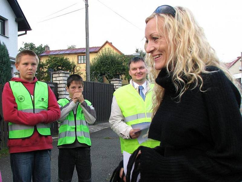 Klenečtí páťáci, policisté a řidiči při akci Jezdíme s úsměvem.