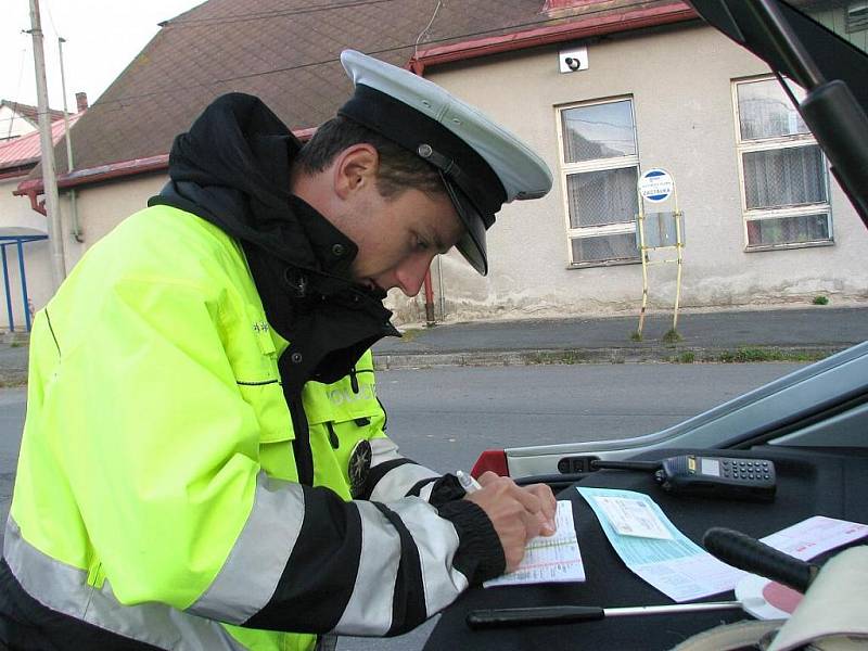 Klenečtí páťáci, policisté a řidiči při akci Jezdíme s úsměvem.