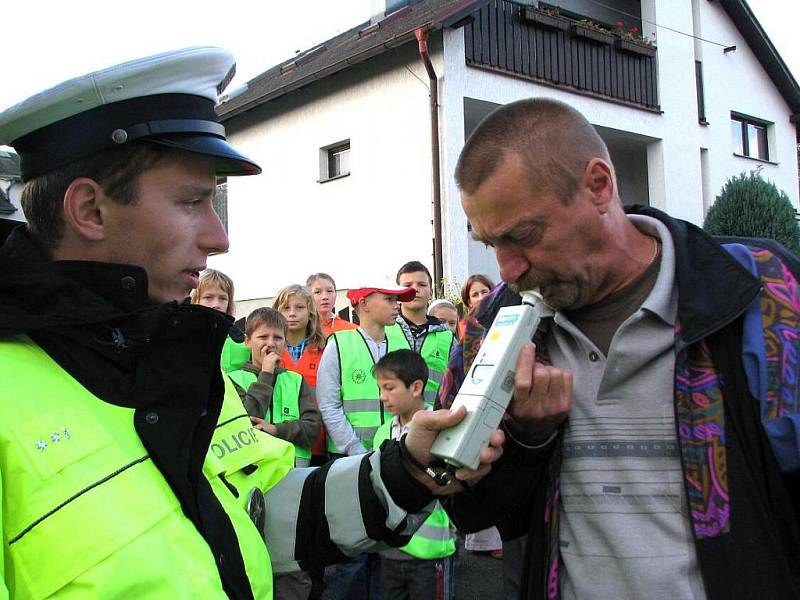 Klenečtí páťáci, policisté a řidiči při akci Jezdíme s úsměvem.