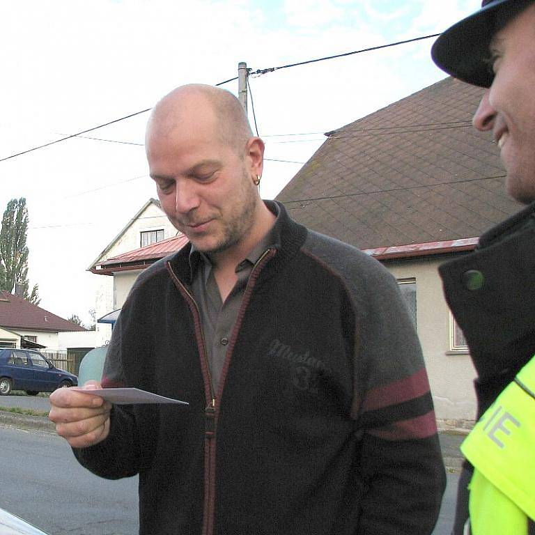 Klenečtí páťáci, policisté a řidiči při akci Jezdíme s úsměvem.