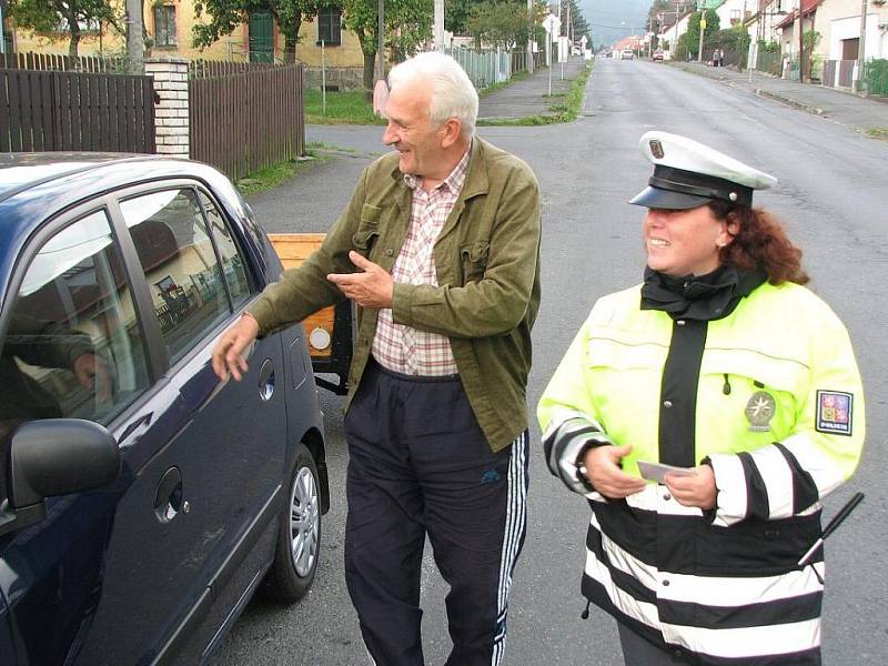 Klenečtí páťáci, policisté a řidiči při akci Jezdíme s úsměvem.