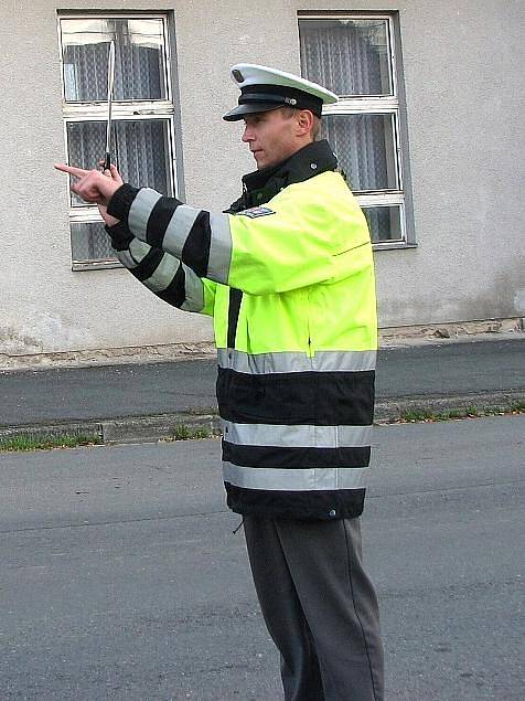 Klenečtí páťáci, policisté a řidiči při akci Jezdíme s úsměvem.