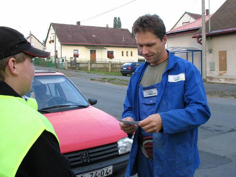 Klenečtí páťáci, policisté a řidiči při akci Jezdíme s úsměvem.