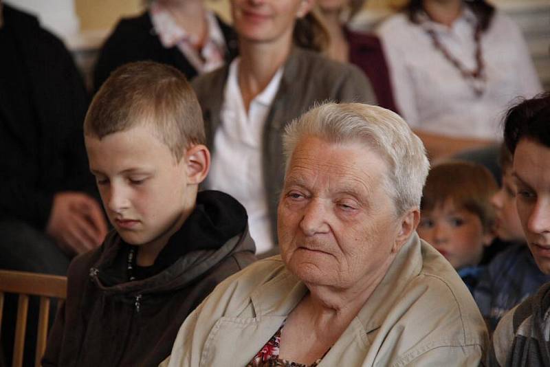 Vyhodnocení soutěže O největší alobalovou kouli na domažlické radnici.