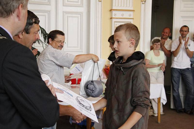 Vyhodnocení soutěže O největší alobalovou kouli na domažlické radnici.