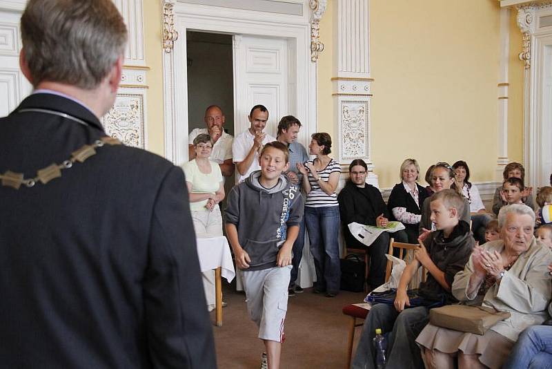 Vyhodnocení soutěže O největší alobalovou kouli na domažlické radnici.