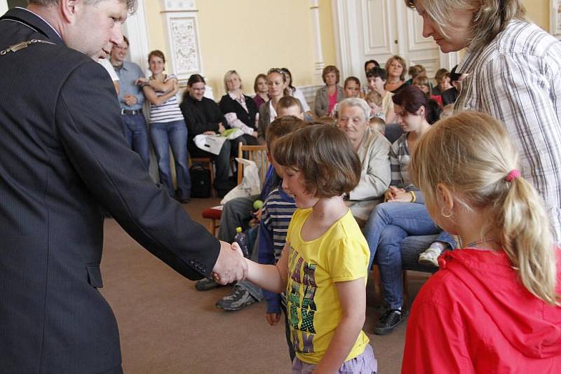 Vyhodnocení soutěže O největší alobalovou kouli na domažlické radnici.