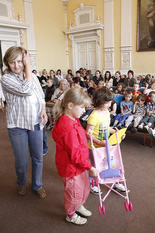 Vyhodnocení soutěže O největší alobalovou kouli na domažlické radnici.