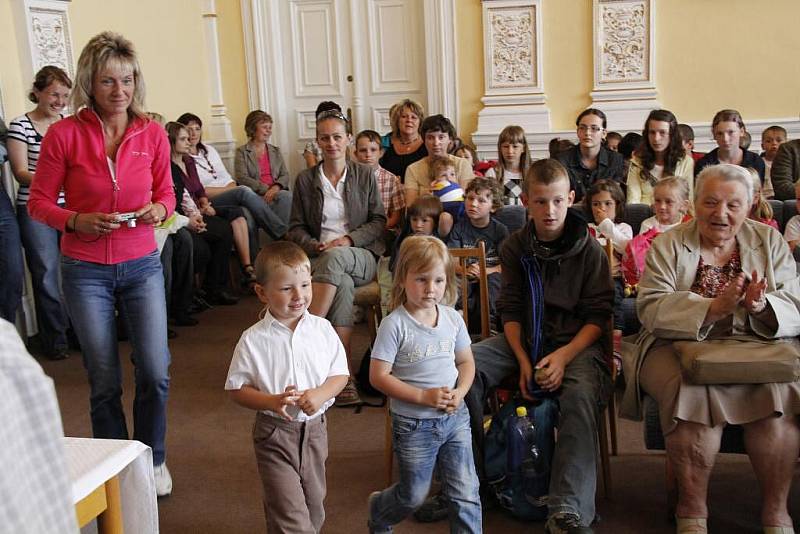 Vyhodnocení soutěže O největší alobalovou kouli na domažlické radnici.