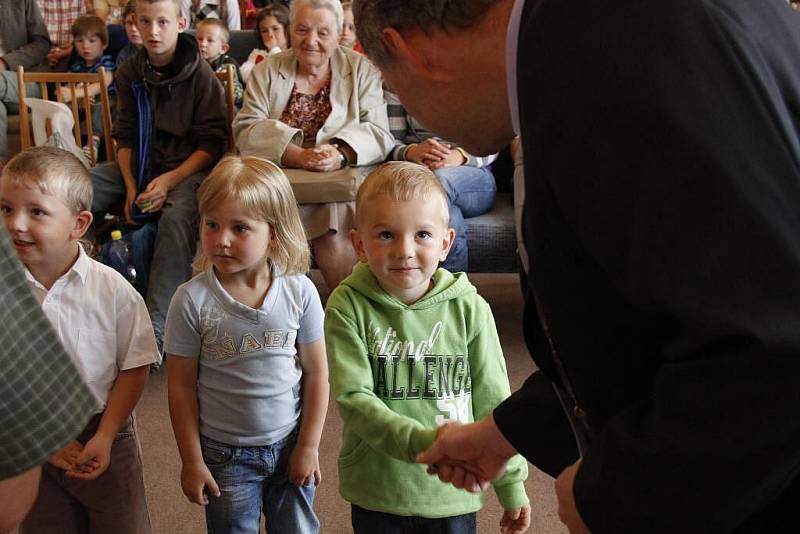 Vyhodnocení soutěže O největší alobalovou kouli na domažlické radnici.