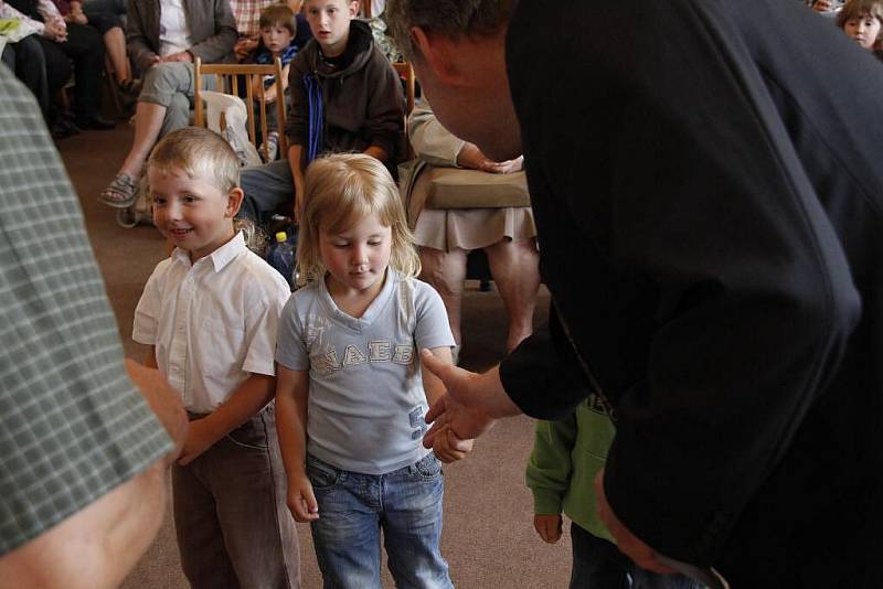 Vyhodnocení soutěže O největší alobalovou kouli na domažlické radnici.