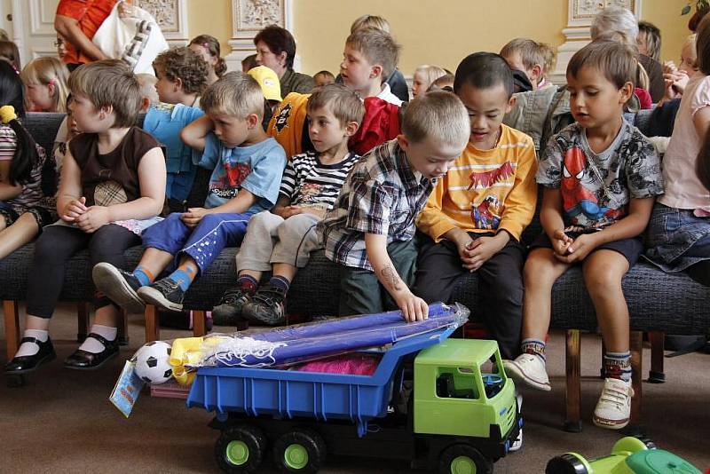 Vyhodnocení soutěže O největší alobalovou kouli na domažlické radnici.