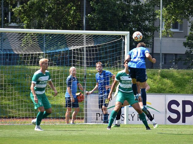 Domažlice (na snímku v modrém dresu) v přípravě béčko Bohemians porazily. Podaří se jim to i v neděli v ČFL?