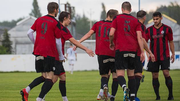 Přesně po měsíci se Jiskra Domažlice (v červeném) v přípravě utká opět s divizním SK Senco Doubravka. Foto: mladisportovci.cz.